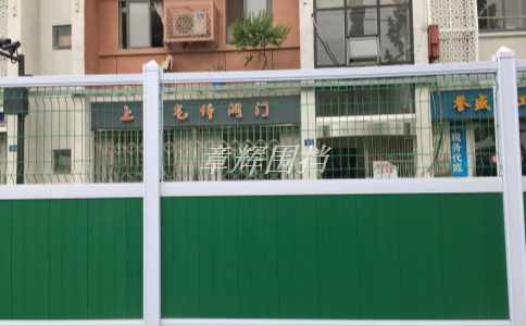 市政圍擋的安裝是否需要考慮周圍建筑物的高度和風(fēng)險(xiǎn)等級(jí)？