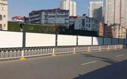 市政圍擋與周邊建筑的搭配：如何創(chuàng)造和諧的城市空間？（市政圍擋搭配建筑）