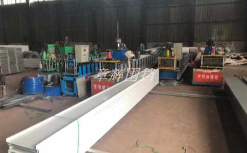 pvc圍擋的加工和生產(chǎn)需要哪些先進的技術(shù)和設(shè)備？(現(xiàn)代化pvc圍擋加工設(shè)備和技術(shù))