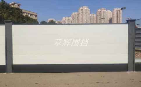 pvc圍擋的加工和生產(chǎn)需要哪些先進的技術(shù)和設(shè)備？(現(xiàn)代化pvc圍擋加工設(shè)備和技術(shù))