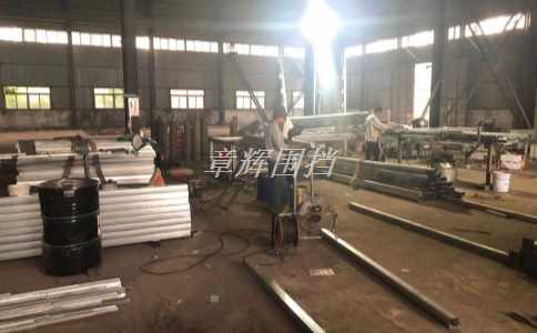 市政圍擋在不同天氣條件下的使用效果如何，如風(fēng)力、濕度等因素的影響？