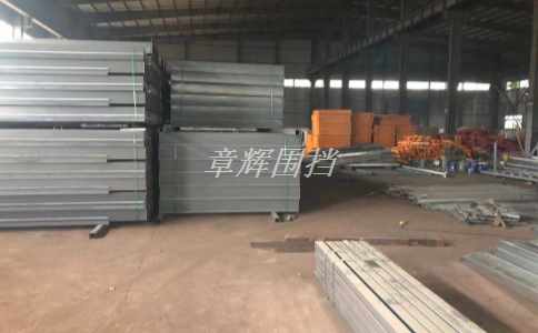 市政圍擋的涂料和材質(zhì)如何選擇，以提供*佳的視覺(jué)效果和使用性能？